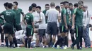 Sejumlah pemain tampak panik saat Direktur Teknik PSSI, Danurwindo, pingsan usai memantau sesi latihan di Stadion Wibawa Mukti, Jawa Barat, Sabtu (03/11/2018). Danurwindo ambruk ketika melakukan sesi foto bersama. (Bola.com/M Iqbal Ichsan)