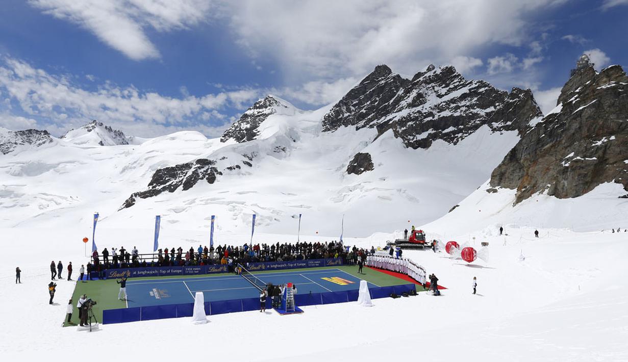 Suasana laga promosi gletser Aletsch, Jungfraujoch, (17/7/2014), antara petenis nomor tiga dunia, Roger Federer kontra pemain ski AS, Lindsey Vonn. (REUTERS/Denis Balibouse)