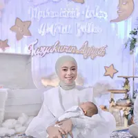 Minggu (16/1/2022) pasangan Lesti Kejora dan Rizky Billar menggelar akikah putra pertamanya, Leslar Al-Fatih Billar atau lebih akrab disapa Baby L. Sederet tamu yang kebanyakan artis pun hadir dalam acara akikah tersebut, bagaimana tampilan tamu-tamu tersebut? Berikut ulasannya. @askar_photography