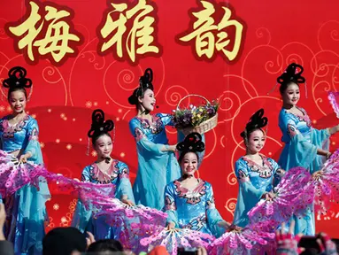 Para penari tradisional tampil di Kuil Adil. Tarian ini merupakan bagian  dari perayaan Tahun Baru Cina di Ditan Park, Beijing (18/2/2015). Tahun Baru Imlek pada 19 Februari 2015 akan menyambut Tahun Domba. (Reuters /Kim Kyung-Hoon)
