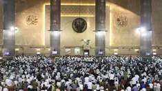 Ratusan warga melakukan salat gerhana matahari di Masjid Istiqlal, Jakarta, Rabu (9/3/2016). Salat gerhana tersebut diadakan sebagai ungkapan syukur atas kuasa Allah SWT. (Liputan6.com/Herman Zakharia)