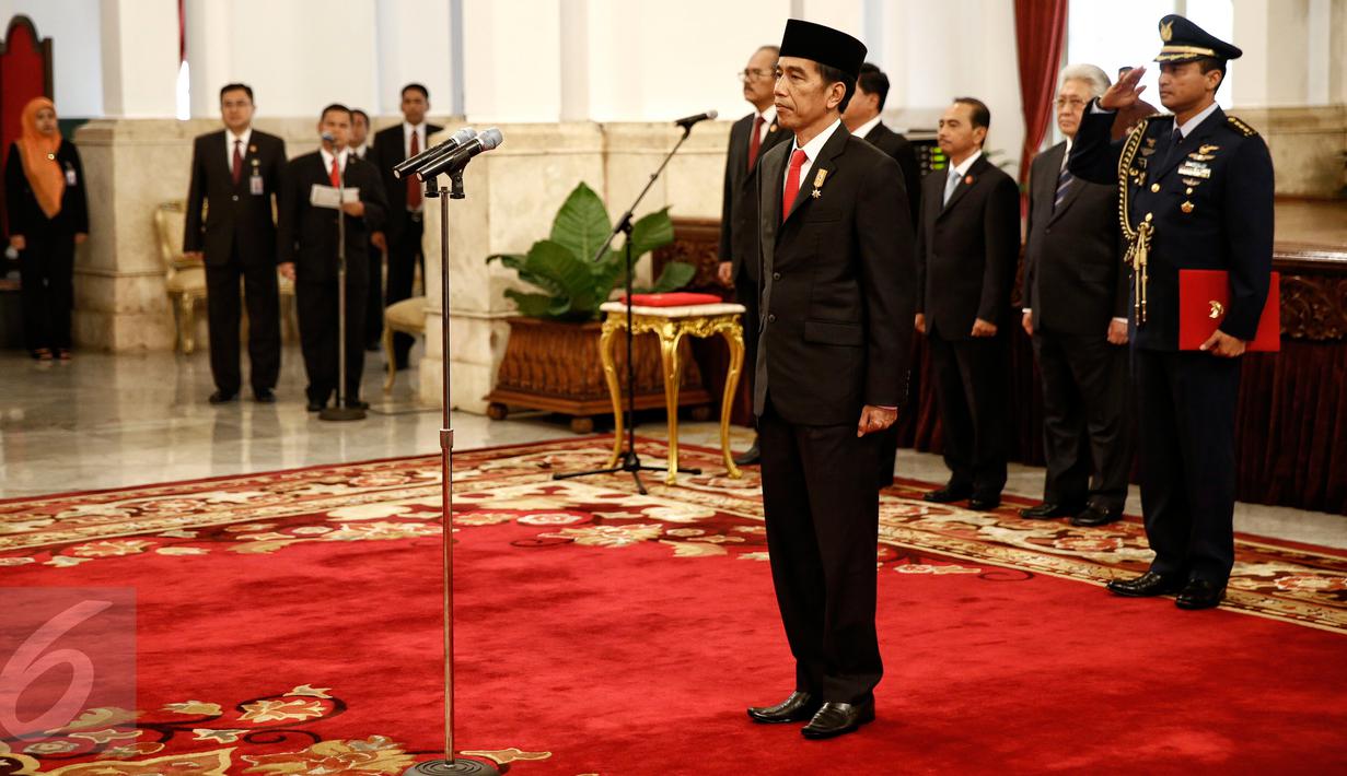 Presiden Jokowi saat memimpin pelantikan Dewan Pengawas dan Direksi Badan Penyelenggara Jaminan Sosial (BPJS) Ketenagakerjaan dan Kesehatan periode 2016-2021 di Istana Negara, Jakarta, Selasa (23/2). (Liputan6.com/Faizal Fanani)