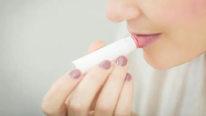 5 Tips Merawat Bibir Tetap Lembab Anti Kering (photo by pexels.com)