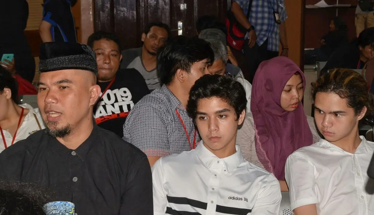 Jaksa Penuntut Umum (JPU) membacakan dakwaan pada musisi senior tersebut. Tiga kicauan suami Mulan Jameela itu dapat menimbulkan kebencian atau permusuhan. (Adrian Putra/Bintang.com)