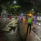 Polisi berjaga saat penyekatan jalan di kawasan Pasar Baru, Jakarta, Kamis (31/12/2020). Polda Metro Jaya menutup sejumlah ruas jalan selama Car Free Night dan Crowd Free Night pada malam Tahun Baru 2021 untuk mencegah penyebaran COVID-19. (Liputan6.com/Faizal Fanani)