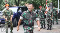 Panglima TNI Jendral Gatot Nurmantyo memasuki lapangan Kopassus grup 1, Serang,  Banten, Minggu (30/10). Gatot memberikan pernyataan kepada TNI agar para prajuritnya tidak tersekat-sekat dalam suku, agama dan golongan. (Liputan6.com/Helmi Affandi)