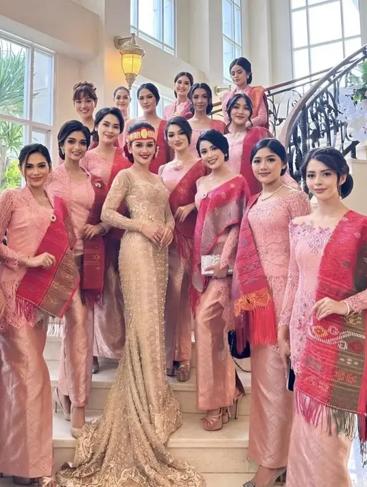 Kebaya tersebut dipadukan dengan ulos warna fuschia sebagai selendang dan kain pink sebagai bawahannya. [@imaypanay]