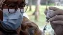 Tenaga kesehatan menyiapkan vaksin booster untuk disuntikkan kepada warga di sentra vaksinasi jemput bola RPTRA Taman Jangkrik, Ciganjur, Jakarta Selatan, Selasa (19/7/2022). Kementerian Kesehatan mencatat capaian vaksinasi booster COVID-19 secara nasional masih di angka 25,48 persen atau sebanyak 53.056.762 orang dari target penerima 208 juta orang. (Liputan6.com/Johan Tallo)