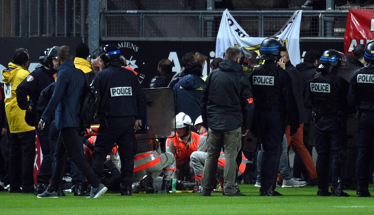 Empat dari 29 suporter mengalami luka serius akibat terjatuh dari tribun saat Amiens melawan Lille LOSC  di Licorne stadium, Amiens, (30/9/2017). Laga tersebut akhirnya ditunda. (AFP/Francois Lo Presti)