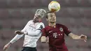 Gelandang Sparta Praha, Matej Polidar menantang gelandang AC Milan, Samu Castillejo pada pertandingan grup H Liga Eropa UEFA di Stadion Generali Arena, Jumat (11/12/2020) dinihari WIB.  AC Milan menutup fase grup Liga Europa dengan kemenangan tipis 1-0 atas Sparta Praha. (AP Photo/Petr David Josek)