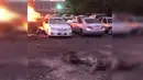Dua jenazah tergeletak di area parkir akibat serangan bom bunuh diri di dekat Masjid Nabawi Arab Saudi, Senin (4/7). Pelaku meledakkan diri ketika aparat keamanan tengah berbuka puasa. (Facebook.com/Haramain)