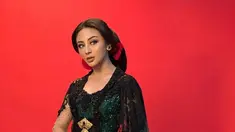 Berwajah khas Timur Tengah, istri Ali Syakieb pancarkan pesonanya tersendiri. Dalam balutan baju adat Jawa dengan rambut yang di konde, Margin Wieheerm semakin terlihat cantik. Sorot mata tajam ke kamera tanpa pamer senyum, artis berusia 22 tahun tampil penuh karisma yang memikat. (Liputan6.com/IG/@marginw)