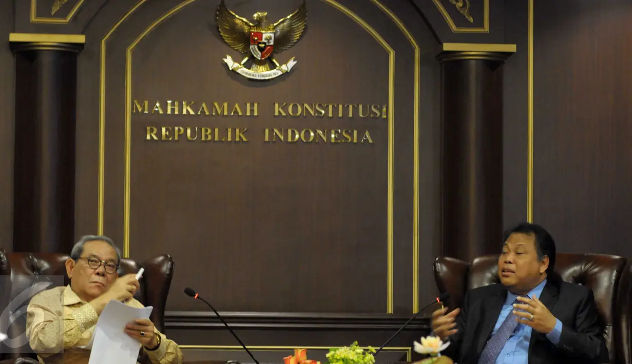 Ketua Komisi II DPR RI Rambe Kamaruzzaman (kiri) dan Ketua MK Arief Hidayat menggelar pertemuan konsultasi di Gedung MK, Jakarta, Kamis (14/4). Pertemuan itu membahas RUU Pilkada serta evaluasi pelaksanaan Pilkada serentak 2015 (Liputan6.com/Helmi Afandi)