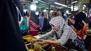 Diketahui, Provinsi Narathiwat, memiliki populasi Muslim mayoritas di Thailand. Tampak dalam foto, seorang penjual makanan kaki lima mengemas makanan untuk berbuka puasa di sebuah kios pada hari pertama bulan suci Ramadan 1447 Hijriah di sebuah pasar di provinsi Narathiwat, Thailand selatan, pada Kamis 19 Februari 2026. (Madaree TOHLALA/AFP)