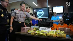 Kepala BNN, Komjen Pol Budi Waseso menunjukan barang bukti saat rilis penyelunduan narkotika di Gedung BNN, Jakarta, Selasa (12/9). Barang bukti sabu 10,39 Kg dan uang tunai sebanyak Rp. 1.650.000.000 diamankan. (Liputan6.com/Faizal Fanani)