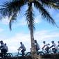 Peserta fun bike mengelilingi pantai pada acara Anyer Urban Festival 2019 di Pantai Anyer, Banten, Sabtu (30/3). Festival tersebut digelar untuk membangkitkan kembali kepercayaan wisatawan pasca tsunami Selat Sunda sebagai salah satu lokasi wisata terbaik di Banten. (Liputan6.com/HO/Elvis)