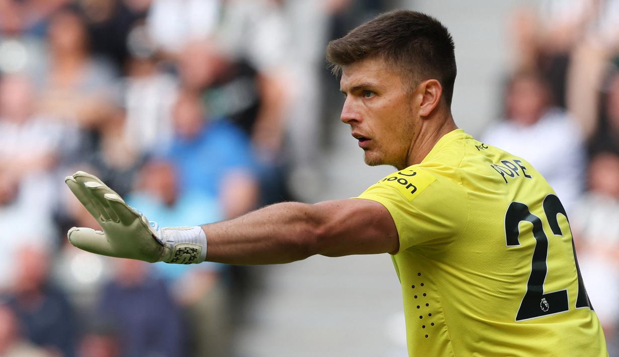 Nick Pope. Baru bergabung dengan Newcastle United pada awal musim 2022/2023 setelah didatangkan dari Burnley, kiper asal Inggris berusia 30 tahun yang menjadi salah satu aktor kegemilangan The Magpies musim ini, langsung mendapatkan tempat utama menggeser Martin Dubravka yang akhirnya dipinjamkan selama setengah musim ke MU. Nick Pope memilih mengenakan jersey bernomor 22, sementara nomor punggung 1 masih menjadi milik Martin Dubravka yang akhirnya bergabung kembali setelah masa peminjaman dari MU. (AFP/Nigel Roddis)