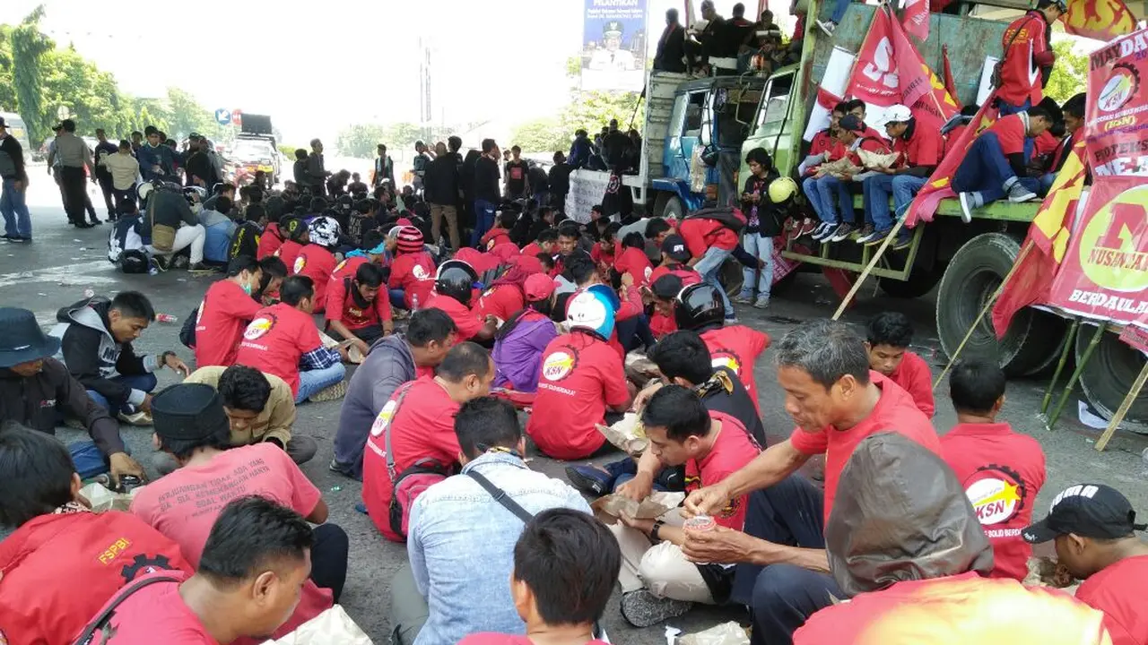 Lantunan Asmaul Husna Para Pengaman Demo Hari Buruh di Makassar