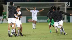 Pemain timnas U-19 Thailand berselebrasi setelah mengalahkan timnas Malaysia pada partai final Piala AFF U-18 2017, di Stadion Thuwunna, Myanmar (17/9). Tim Gajah Perang menang dua gol tanpa balas melawan Harimau Muda. (Liputan6.com/Yoppy Renato)