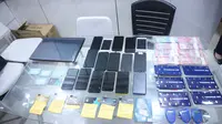 Barang bukti yang disita dari apartemen yang menjadi markas judi online di Batam. Foto: liputan6.com/ajang nurdin&nbsp;