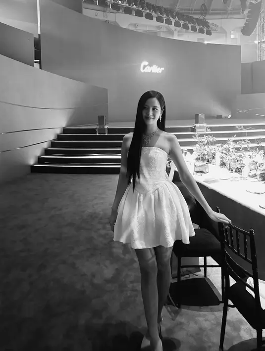 Ia kenakan mini dress lace dari Self-Potrait seharga Rp7jutaan dan heels Gianvito Rossi seharga Rp16jutaan. [@sooyaaa__]