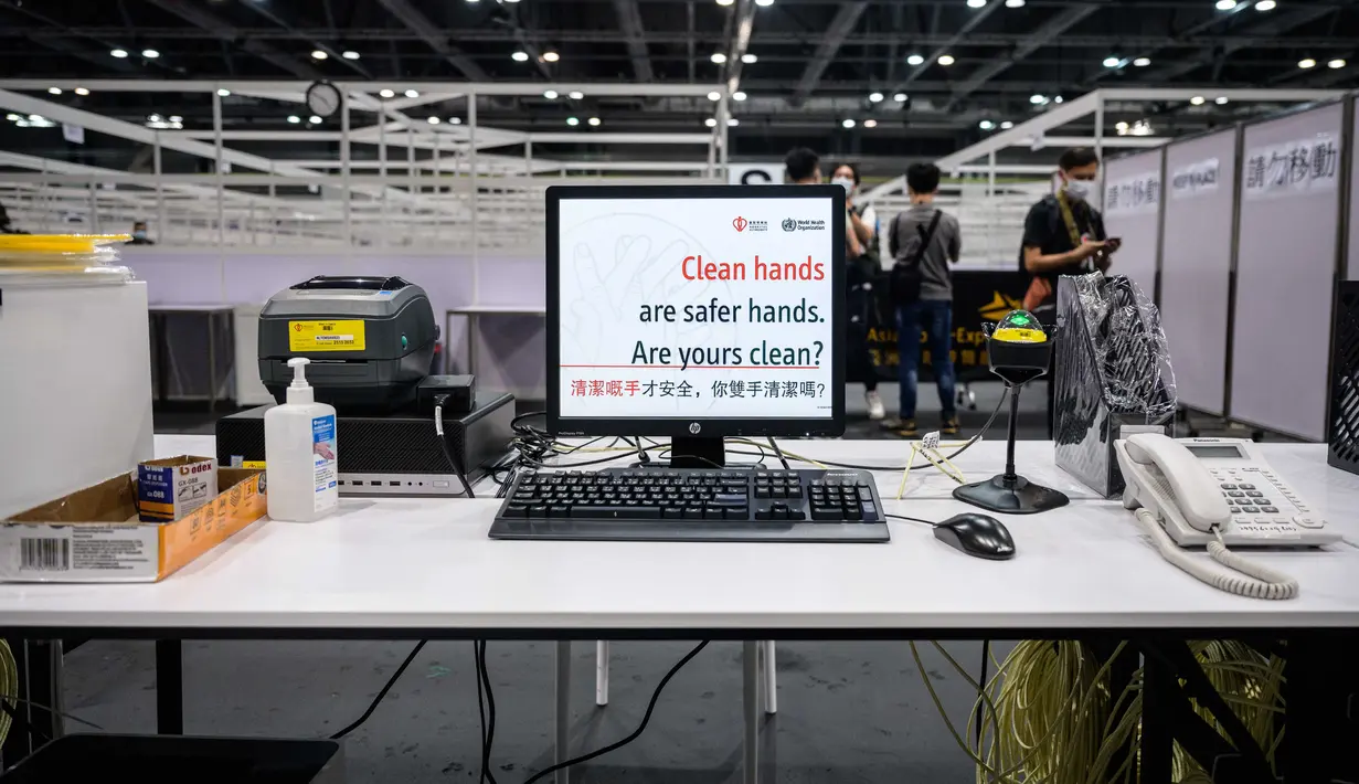 Sebuah monitor terlihat di meja pendaftaran di fasilitas perawatan kesehatan masyarakat di AsiaWorld-Expo di Hong Kong, Selasa (24/11/2020). Otoritas Hong Kong membuka kembali rumah sakit darurat khusus corona tersebut menyusul lonjakan kasus COVID-19 belakangan ini. (Anthony WALLACE/AFP)