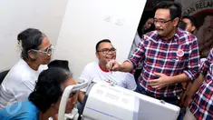 Bakal calon wakil gubernur DKI Djarot Saiful Hidayat meninjau pemeriksaan mata di kawasan Cawang, Jakarta, Minggu (23/10). Djarot menghadiri kegiatan bakti sosial yang diadakan oleh Barisan Relawan Basuki Djarot (Bara Badja). (Liputan6.com/Gempur M Surya)