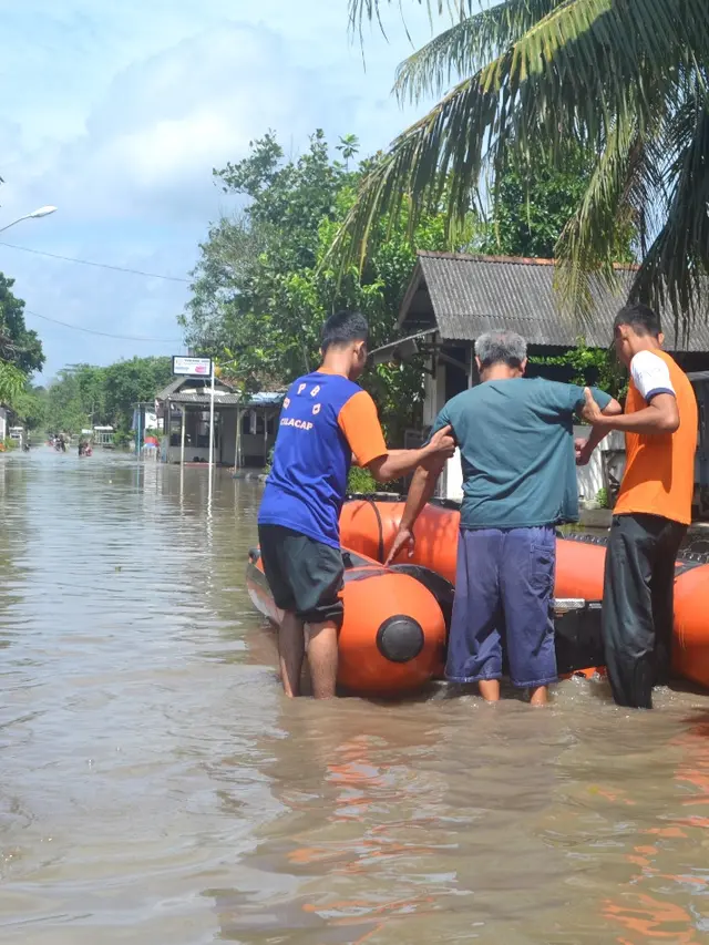 Petugas BPBD Cilacap mengevakuasi lanjut usia yang sakit dan butuh pengobatan saat banjir di Sidareja, Cilacap, Jawa Tengah, 2017. (Foto: Liputan6.com/Muhamad Ridlo)