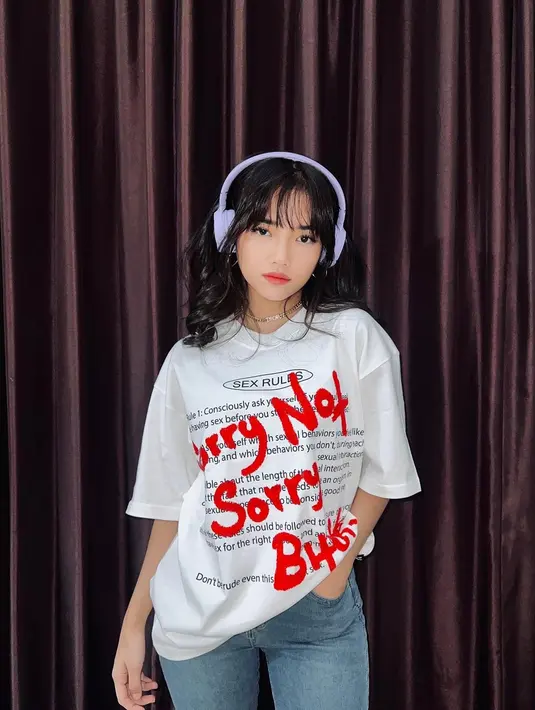 Gaya kasual lainnya dari Fuji mengenakan kaus. Kaus bermotif tulisan ini dipadunya dengan celana jeans. Fuli memamerkan rambut hitamnya yang indah dengan gaya bergelombang dan riasan wajah minimalis, namun cantik. Foto: Instagram.