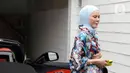 Aktris Angel Lelga turun dari kendaraannya di kediamannya di kawasan Jagakarsa, Jakarta, Rabu (6/7/2022). Perempuan kelahiran 1 Januari 1985 ini mengaku jika gaya hijab yang dikenakannya simpel saja. (Liputan6.com/Herman Zakharia)