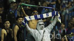 Bobotoh Persib memakai pakaian unik saat mendukung Persib Bandung. Para bobotoh selalu setia mendukung langsung Persib Bandung kala bermain di kandang maupun diluar kandang. (Bola.com/M Iqbal Ichsan)