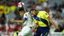 Pemain Ekuador, Arturo Mina (kanan) berebut bola dengan pemain Peru, Paolo Guerrero pada babak penyisihan grup B Copa America Centenario 2016 di Glendale, Arizona, AS, (9/6/2016) WIB. (AFP/ Alfredo Estrella)