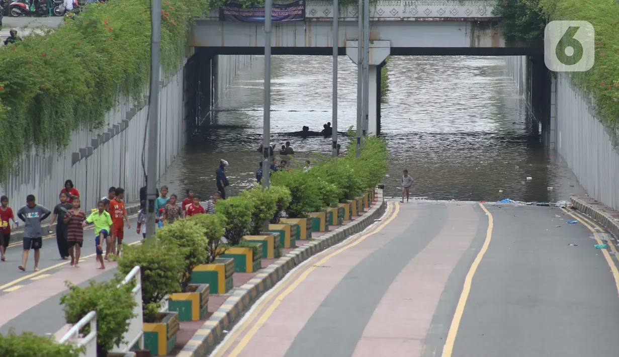 Kondisi terowongan di Jalan Angkasa yang tergenang banjir Jakarta, Selasa (25/2/2020). Hujan yang mengguyur Jakarta sejak Senin (24/2) malam membuat sejumlah kali meluap dan menyebabkan banjir di terowongan tersebut. (Liputan6.com/Helmi Fithriansyah)