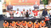Kepolisian Resor Kota Besar Surabaya tengah Mengadakan Konferensi Pers dalam Kasus Penangkapan Tujuh Orang yang mengaku sebagai BNN dan Polisi untuk melakukan pemerasan dan perampasan (Foto: Liputan6.com/Dian Kurniawan)