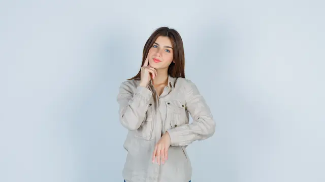 Seorang perempuan sedang berpikir sambil memegang pipi dan dagunya (Foto Dok: Freepik/ 8photo)