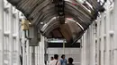 Warga melintasi Jembatan Penyeberangan Orang (JPO) yang rusak di kawasan Dukuh Atas, Jakarta, Rabu (12/12). Hingga saat ini, JPO Dukuh Atas yang rusak belum juga diperbaiki. (Liputan6.com/JohanTallo)