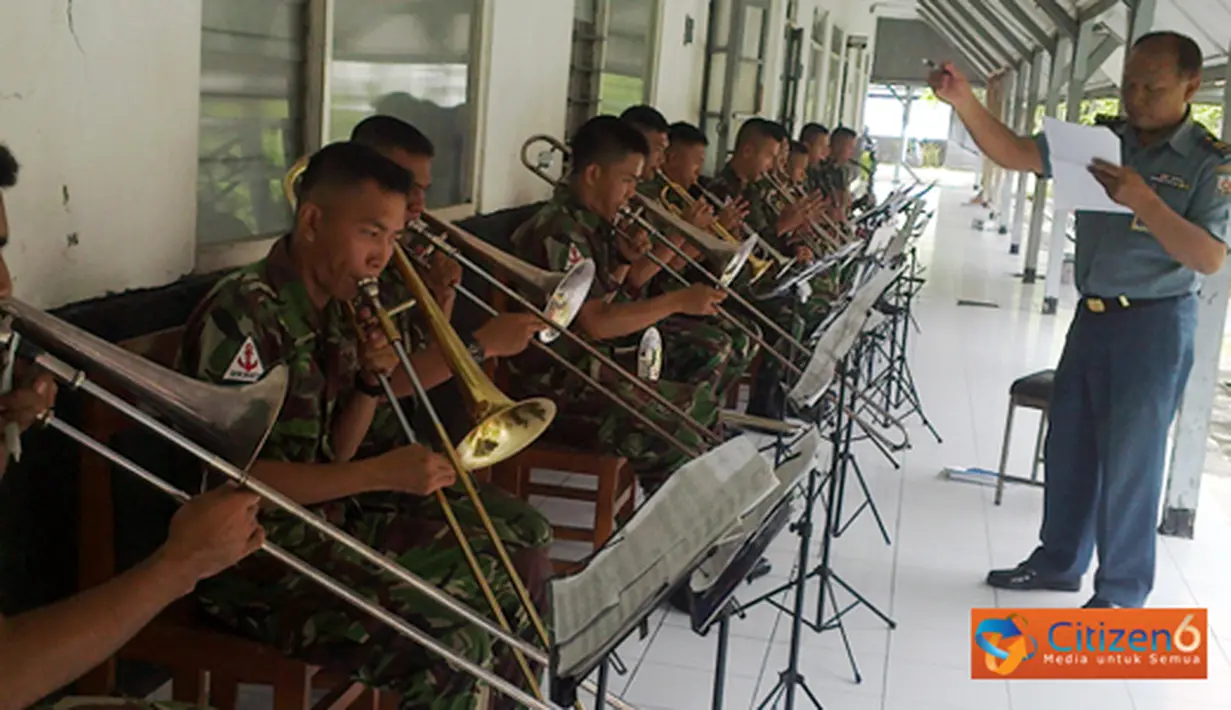 Citizen6, Kobangdikal: Sementara itu Komandan Sekolah Tamtama (Danseta) Pusdikbanmin Mayor Laut (S) Joko Muryadi mengatakan, pendidikan tamtama music ini berlangsung selama 5,5 bulan. (Pengirim: Penkobangdikal)