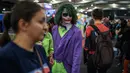 Seorang cosplayer berkostum ala karakter The Joker berjalan melalui kerumunan orang dalam acara Comic Con Africa di Johannesburg, Sabtu (21/9/2019). Comic Con Africa untuk tahun kedua di benua itu  akan berlangsung selama empat hari dari 21 hingga 24 September. (Michele Spatari/AFP)