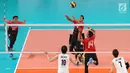 Pebola voli putra Indonesia Nurcahyadi berusaha melepas smash pada pertandingan babak perempat final bola voli putra Asian Games 2018, melawan Korea Selatan, di Volley Indoor Jakarta, Selasa (28/8). (Liputan6.com/Fery Pradolo)