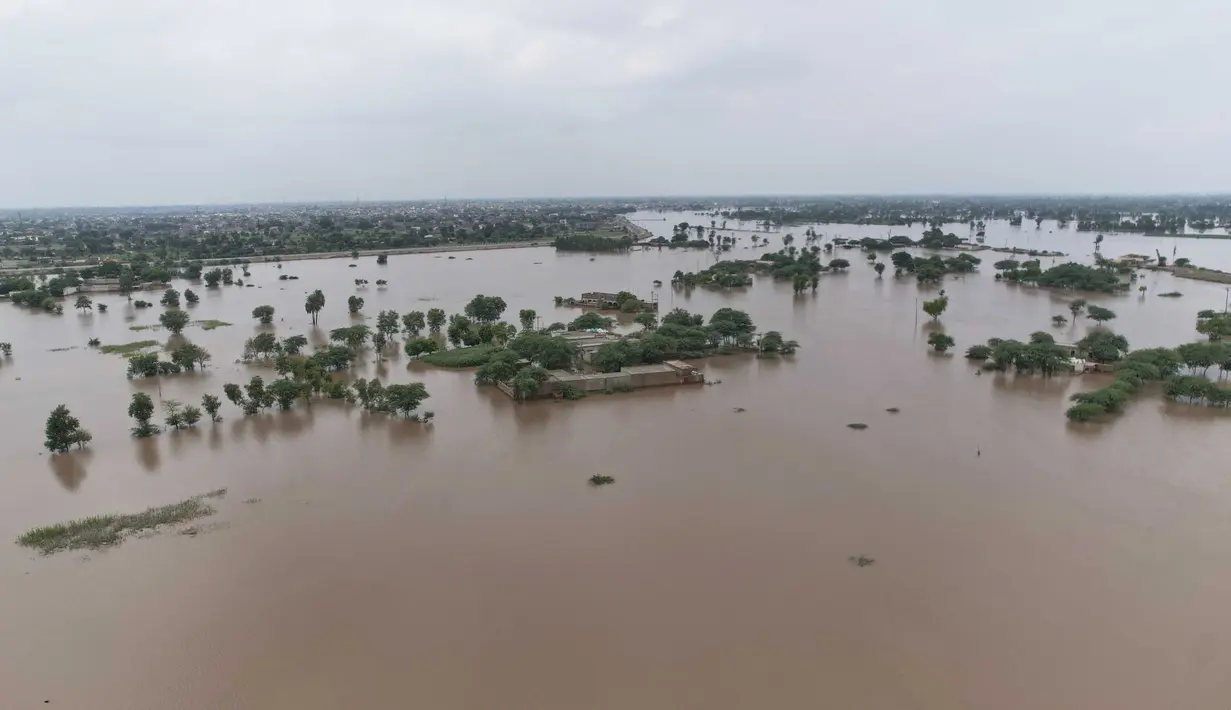 Area pencarian diperluas hingga ke wilayah pedesaan yang mengalami dampak parah dari banjir kiriman ini. (AP Photo/Jahan Zeb)
