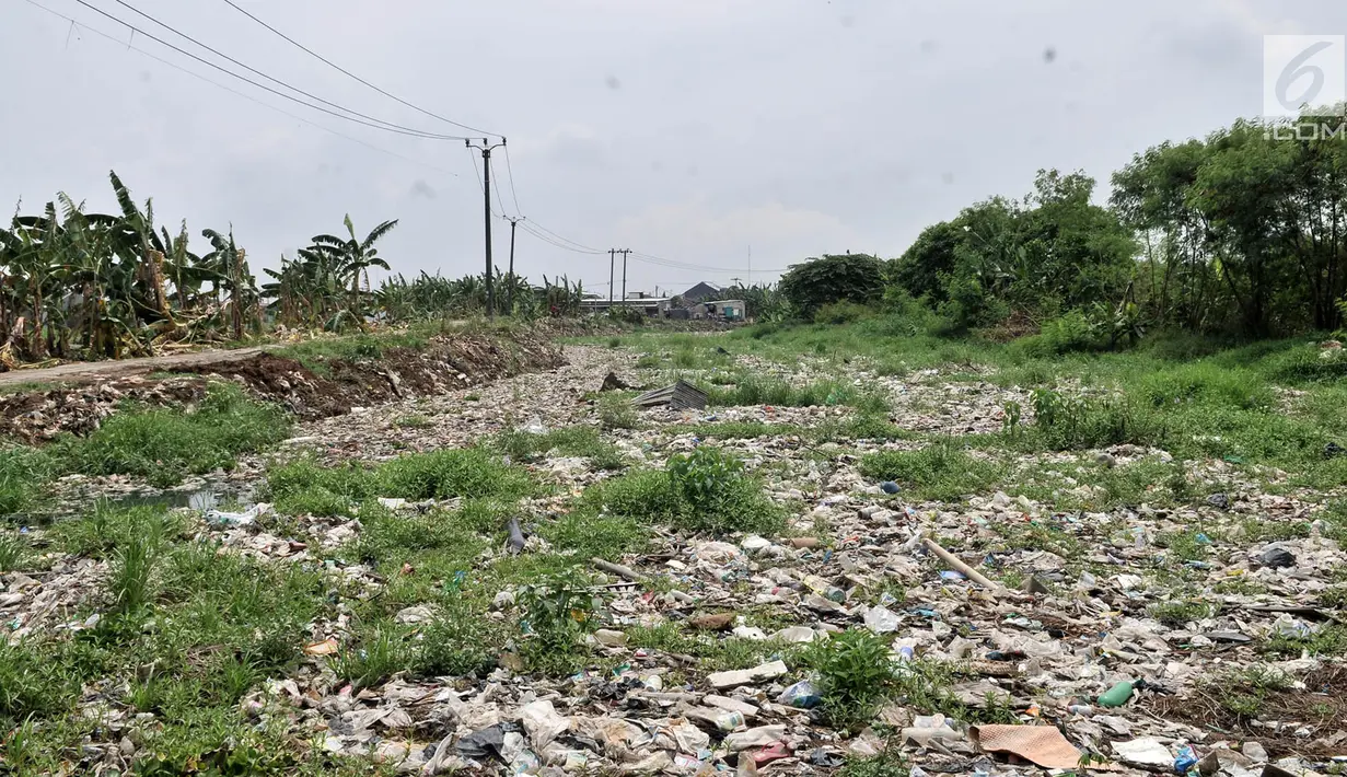 Tumpukan sampah yang memenuhi Kali Pisang Batu di Tarumajaya, Kabupaten Bekasi, Jawa Barat, Rabu (9/1). Tumpukan sampah itu memenuhi aliran Kali Pisang Batu sejak 2 bulan lalu hingga mencapai 1,5 kilometer. (Merdeka.com/Iqbal S Nugroho)