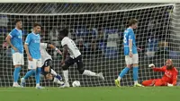Penyerang Bologna, Jonathan Rowe, merayakan gol setelah menjebol gawang Napoli dalam laga giornata 36 Serie A Liga Italia di Diego Armando Maradona Stadium, Selasa (12/5/2026) dini hari WIB. Bologna menang 3-2 dalam lawatan ke markas Napoli itu. (CARLO HERMANN / AFP)