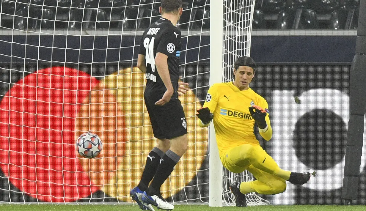 Kiper Borussia Monchengladbach,Yann Sommer gagal menangkap bola yang ditendang bek Inter Milan,  Matteo Darmian pada matchday 5 Grup B Liga Champions 2020/21 di Stadion Borussia Park, Rabu (2/12/2020) dini hari WIB. Inter Milan memetik kemenangan 3-2 atas Gladbach (AP Photo/Martin Meissner)