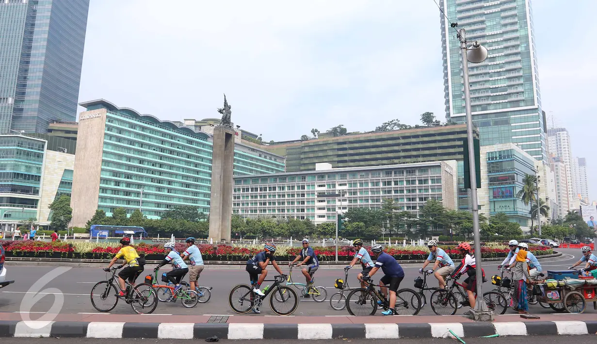 Warga melakukan aktivitas olah raga pagi di kawasan Thamrin, Jakarta, (10/7). Meskipun tidak diberlakukannya car free day di minggu pertama Idul Fitri namun masih ada masyarakat yang memanfaatkan sepinya jalanan Ibu Kota. (Liputan6.com/Angga Yuniar)