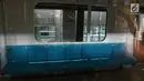Bagian dalam kereta  Mass Rapid Transit (MRT) yang telah ada di Depo MRT Lebak Bulus, Jakarta, Kamis (12/4). 12 gerbong kereta MRT yang dikirim dari Jepang akhirnya mendarat seluruhnya di atas rel kereta depo Lebak Bulus. (Liputan6.com/Arya Manggala)