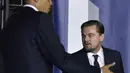 Aktor Leonardo DiCaprio dan Presiden AS Barack Obama berbincang saat menghadiri diskusi membahas perubahan iklim selama "South by South Lawn" (SXSL) festival di Gedung Putih (3/10). (AFP PHOTO/Mandel NGAN)