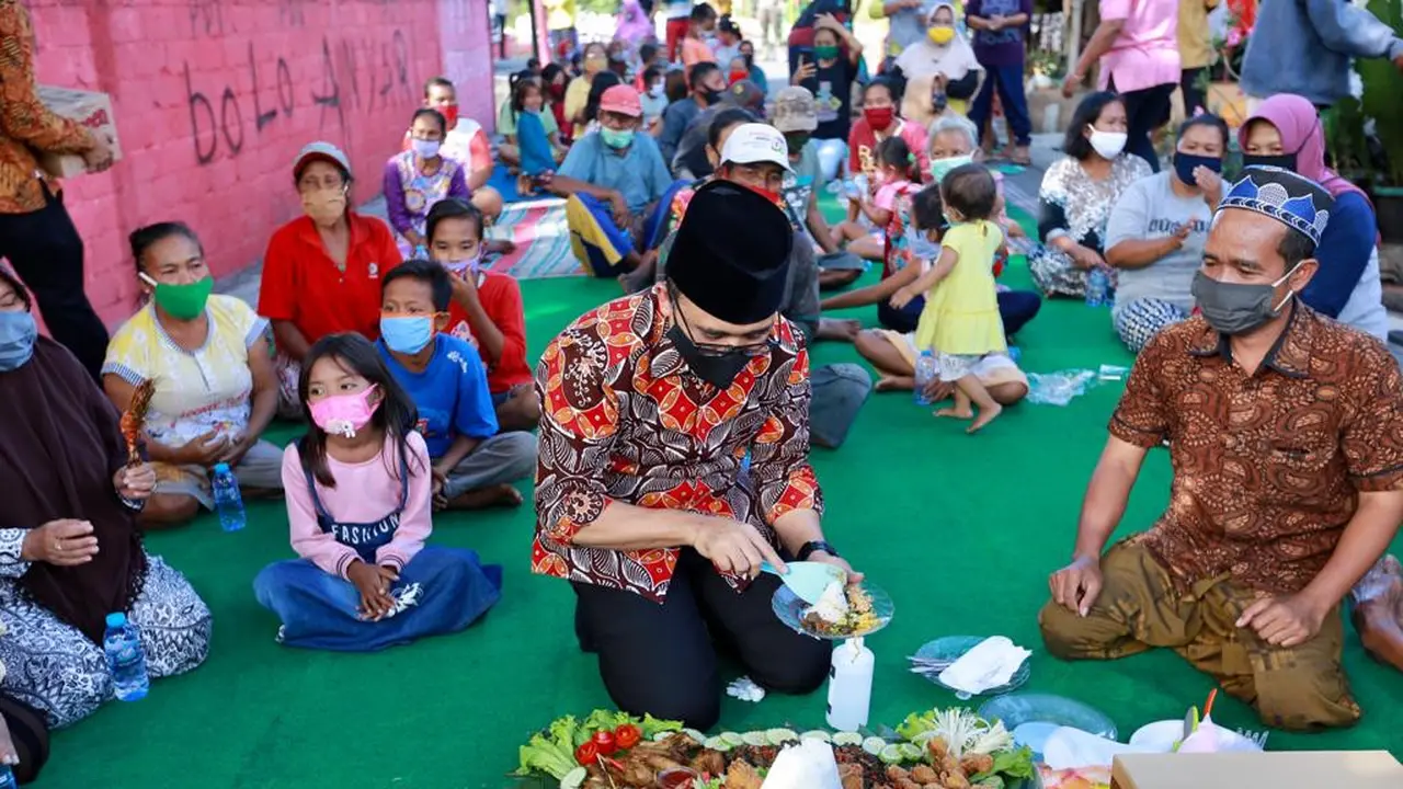 Ulang Tahun Terakhir di Masa Jabatan, Bupati Anas Makan Lesehan Bareng Warga
