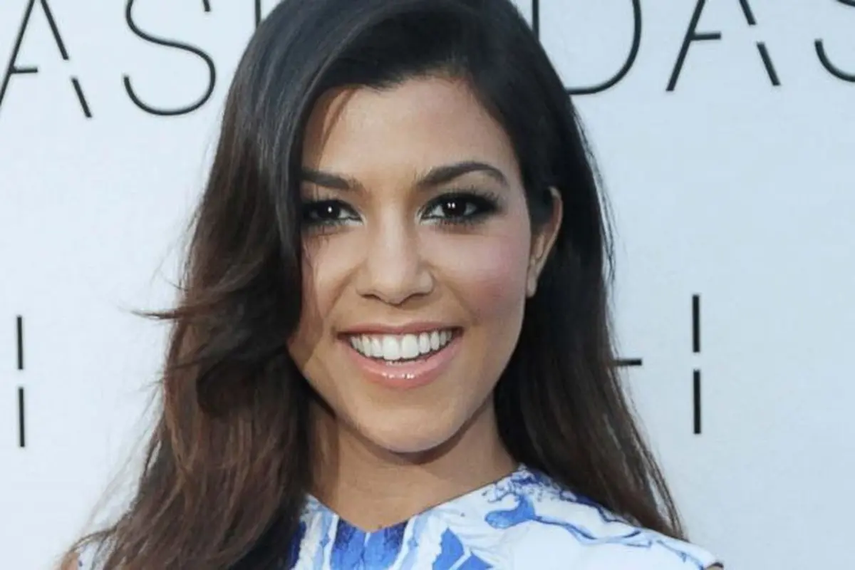 Kourtney Kardashian tak mau kalah dari adiknya Kim Kardashian