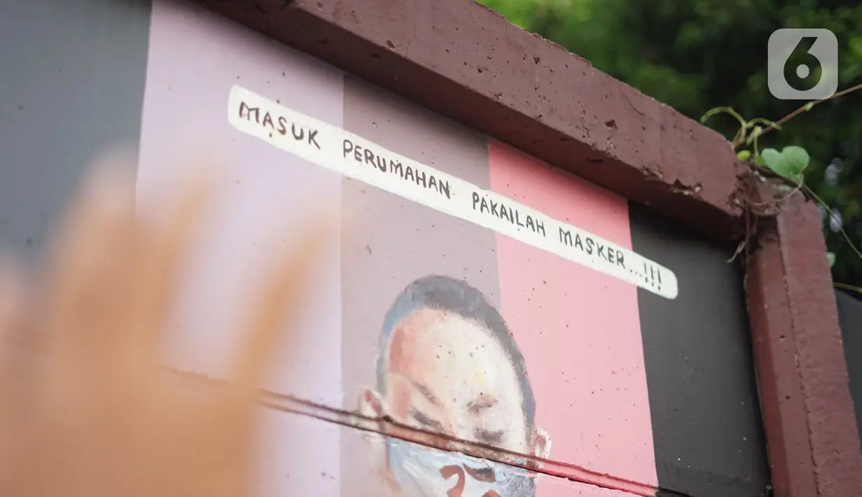 Mural bergambar simbol orang berdoa menggunakan masker di kawasan Juanda, Kota Depok, Jumat (26/6/2020). Mural yang dibuat warga tersebut bertujuan memberi edukasi untuk menggunakan masker sebagai salah satu pencegahan dan penyebaran COVID-19. (Liputan6.com/Immanuel Antonius)