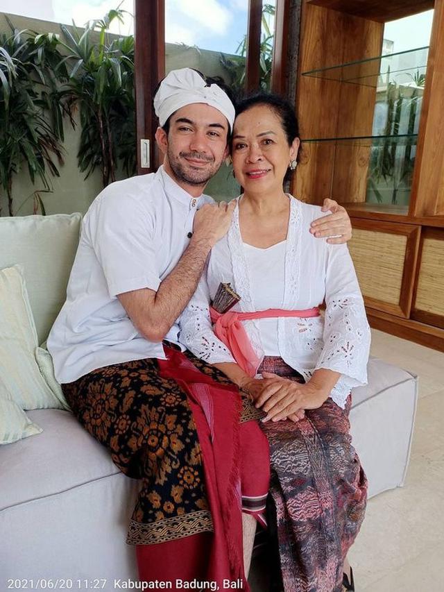Punya Villa Baru di Bali, Ini 7 Momen Reza Rahadian Jalani Upacara Melaspas